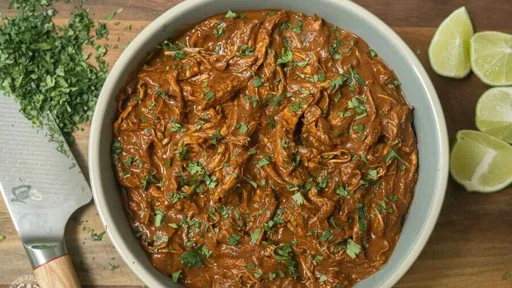 Pollo desmenuzado con mole de chocolate en Instant Pot