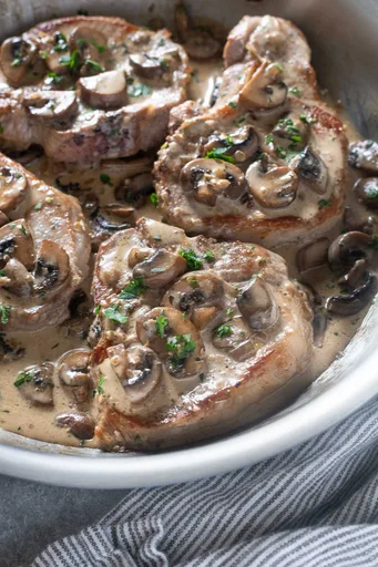 Chuletas de cerdo con salsa cremosa de setas