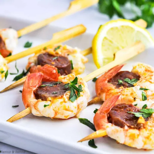 Brochetas de Langostinos y Chorizo con Salsa de Limón