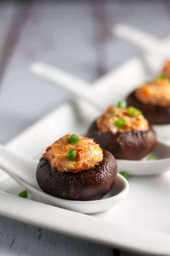 Champiñones rellenos de salmón ahumado y queso de cabra