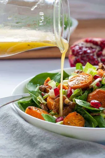 Ensalada de boniato asado y espinacas con nueces al arce y tocino
