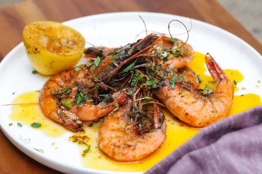 Langostinos al limón, mantequilla y ajo