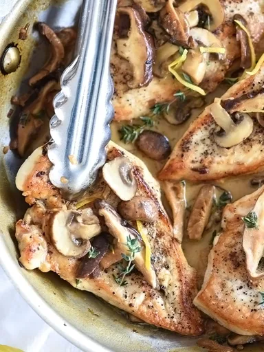 Pechugas de pollo fáciles con salsa cremosa de champiñones