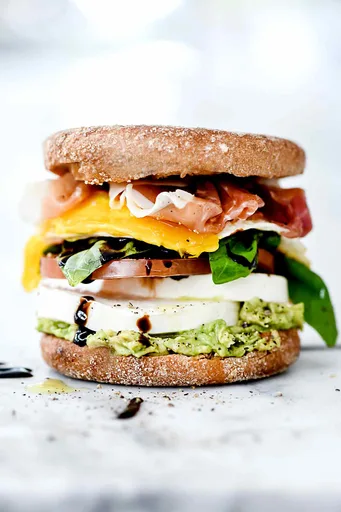 Sándwich de desayuno caprese saludable