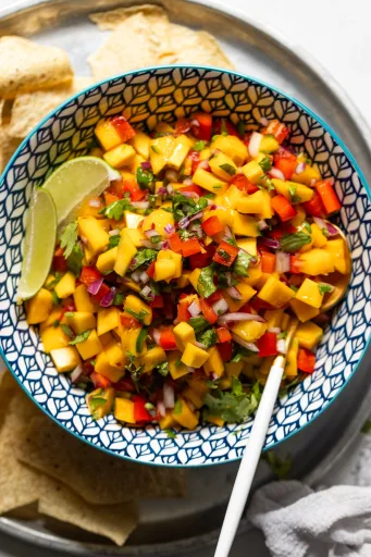 Salsa fresca de mango con chile fresno