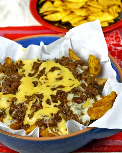 Patatas fritas con chile y queso