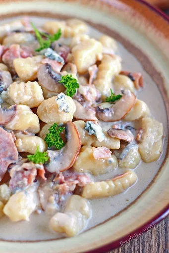 Ñoquis en salsa cremosa de Gorgonzola con jamón y champiñones