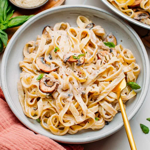 Pasta con setas y salsa cremosa de pimienta