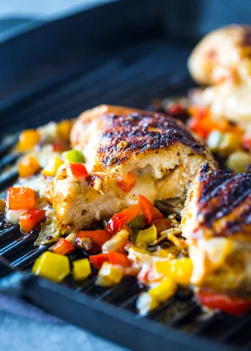 Pechugas de pollo a la parrilla rellenas de queso y pimiento
