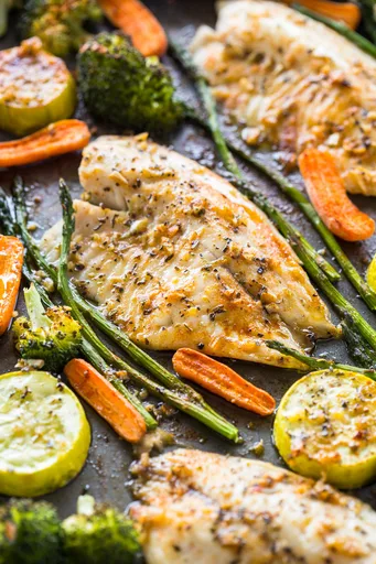 Tilapia y verduras saludables al horno ideales para preparar con antelación