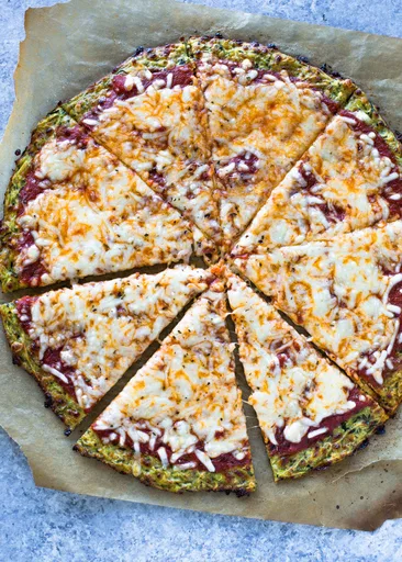 Pizza de base de calabacín baja en carbohidratos