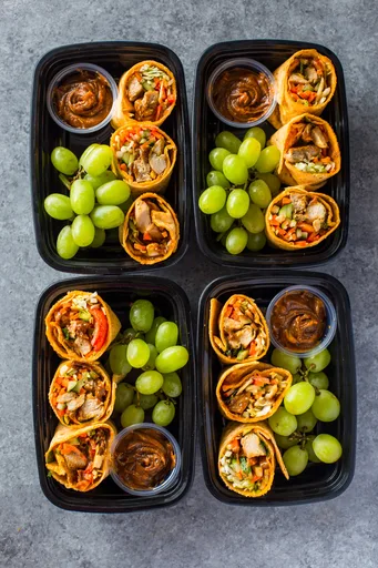 Bistro box per meal prep con wrap di pollo alla thailandese