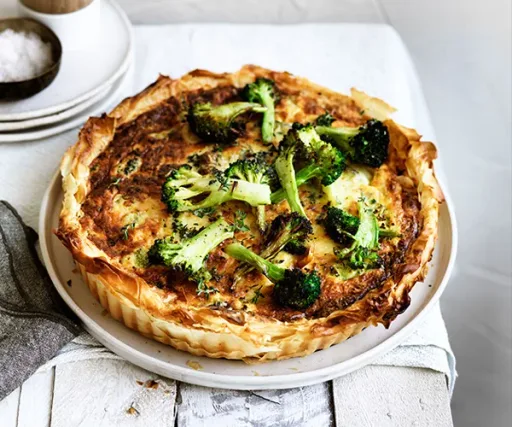 Tarta de brócoli asado y queso cheddar con masa filo