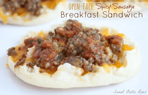 Sándwich de desayuno abierto de salchicha picante