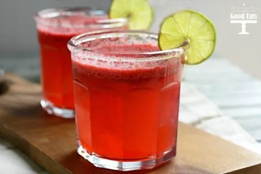 Agua fresca de frambuesa y lima