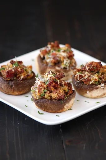 Champiñones rellenos de jamón serrano y parmesano