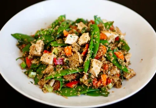 Salteado de quinoa con verduras y pollo