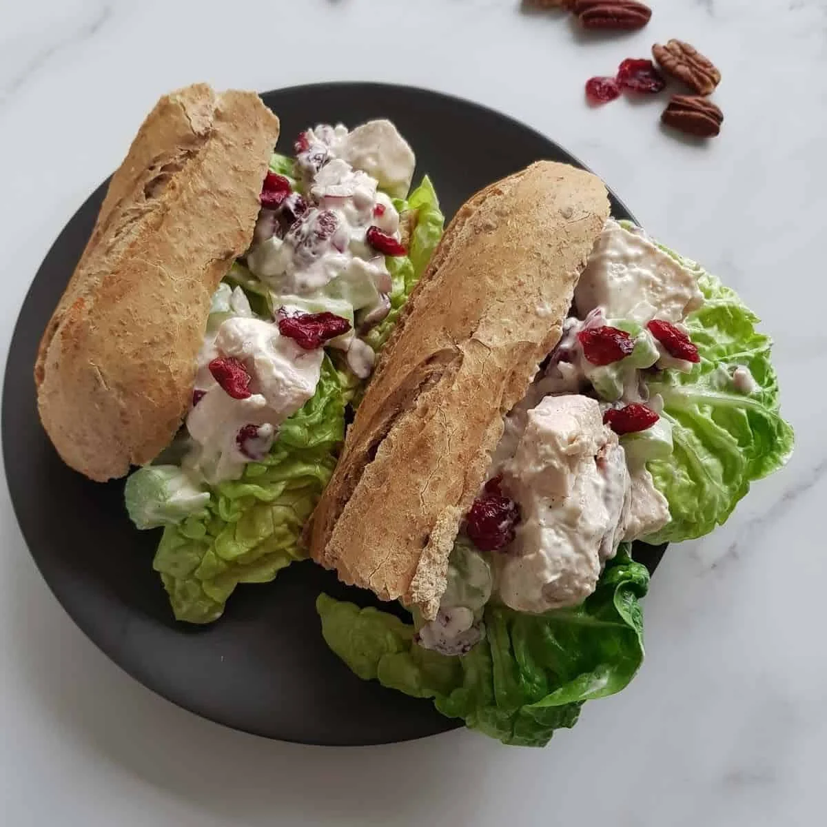 Ensalada de pollo con arándanos rojos