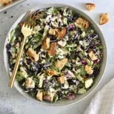 Ensalada César favorita de col rizada con coles de Bruselas