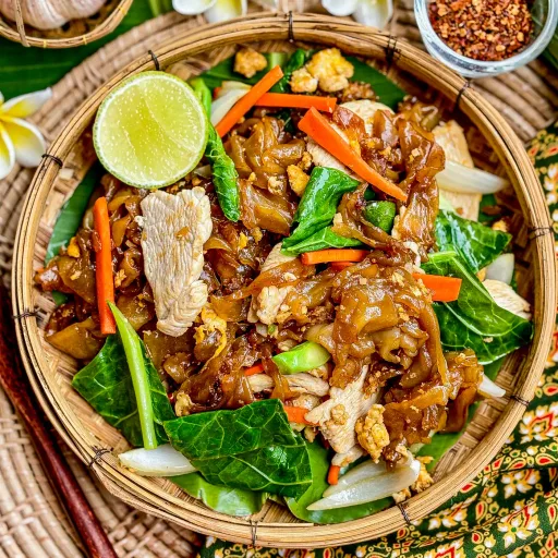 Chicken Pad See Ew (Thai Stir Fried Noodles)