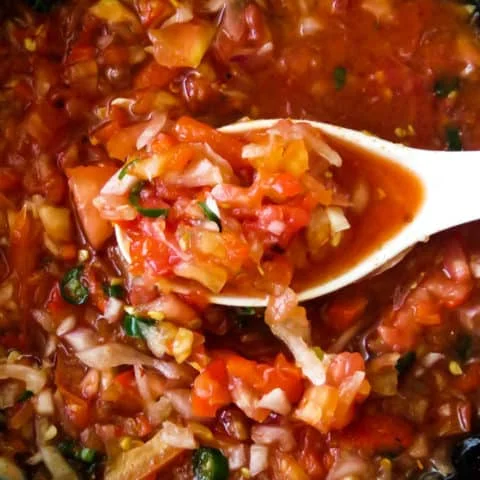 Salsa o dip casero de tomate y cebolla (picante)