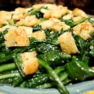 Brotes de diente de león con picatostes al ajo