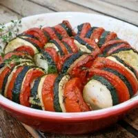 Calabacín asado con tomates