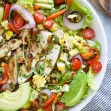 Ensalada de pollo a la parrilla con miel y mostaza