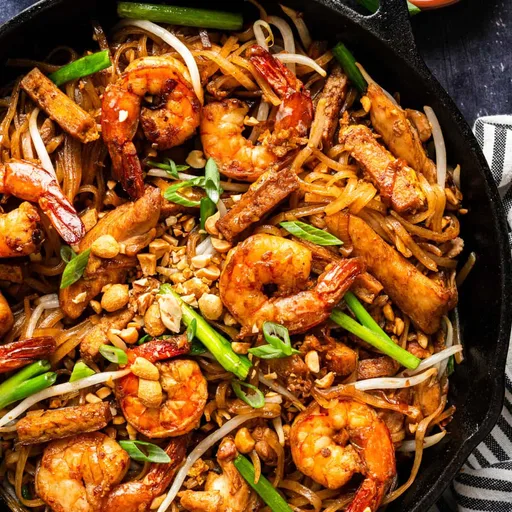 Pad Thai con pollo y langostinos
