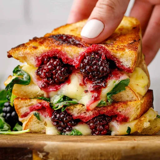 Sándwich a la plancha de moras y Brie en pan de masa madre (¡solo 20 minutos!)