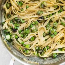 Pasta con queso de cabra y verduras de primavera