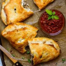 Calzones de queso de cabra, albahaca y salchicha italiana