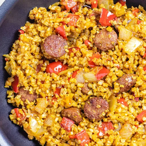 Sartén de salchicha y arroz de coliflor