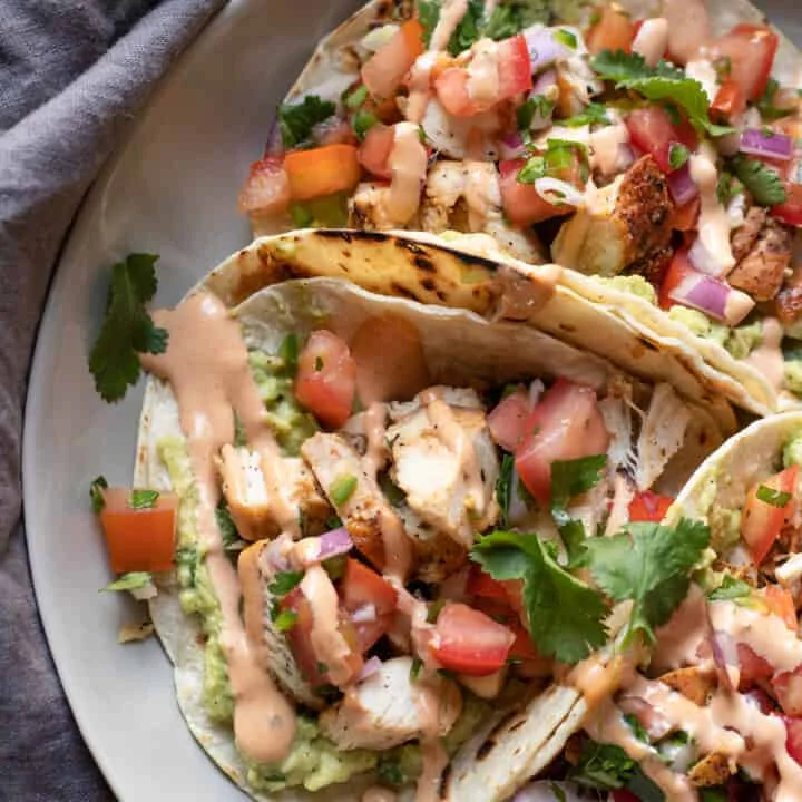 Tacos de pollo callejeros con guacamole y aliño de chipotle