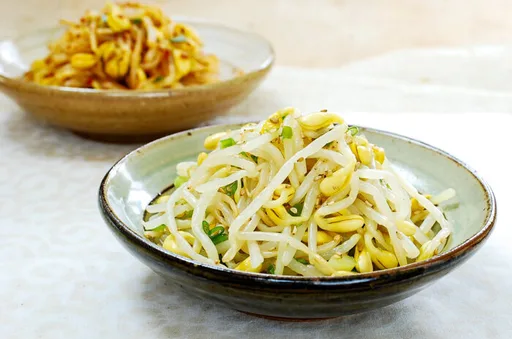 Kongnamul muchim (soybean sprout side dish)