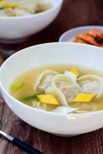 Manduguk (Korean Dumpling Soup)