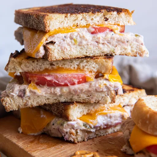 Sándwich de atún fundido