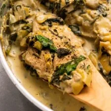 Pollo con espinacas y alcachofas en una sola olla