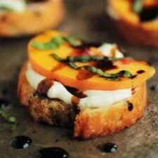 Bruschetta de melocotón con queso de cabra batido