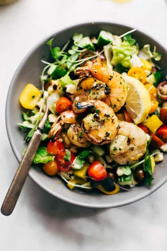Ensalada de gambas a la parrilla super fresca con vinagreta de miel y mostaza