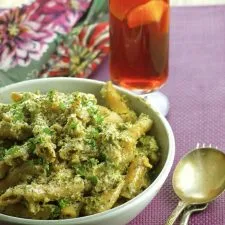 Pasta penne con coliflor y pesto de col rizada y nueces