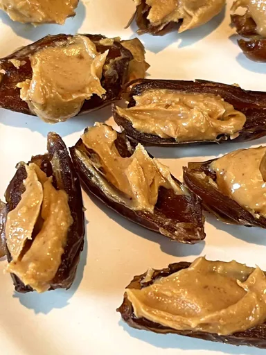 Dátiles rellenos de mantequilla de cacahuete
