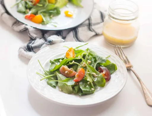 Ensalada de Espinacas, Tomates Antiguos y Tofu Desmenuzado con Aderezo de Ajo Asado