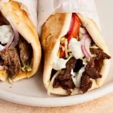 Receta fácil de gyros de ternera envueltos en pan de pita