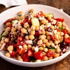 Ensalada griega de garbanzos con queso feta