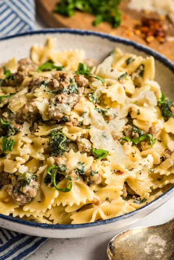 Pasta cremosa con salchicha italiana
