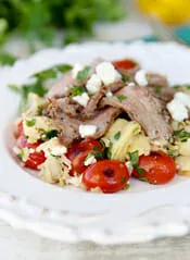 Ternera y arroz de inspiración griega