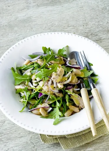 Ensalada de at%e%n, cebolla roja y alubias blancas