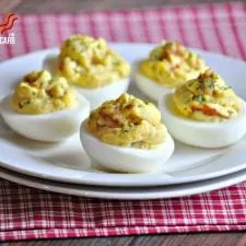 Huevos rellenos con beicon aptos para keto