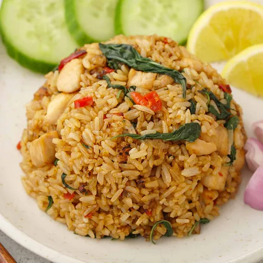 Arroz frito tailandés con albahaca